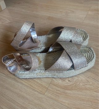 Sandalias Stradivarius Doradas