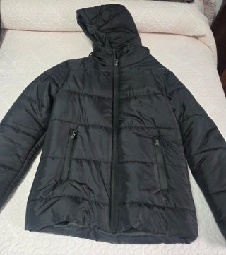 Chaqueta de plumas negra con capucha