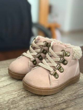 Botines y ropa de Bebé