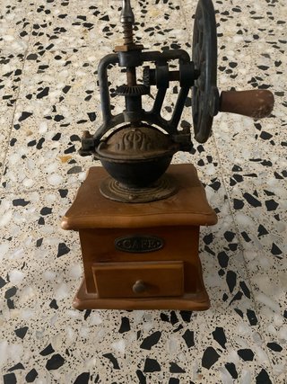 Molinillo de café antiguo