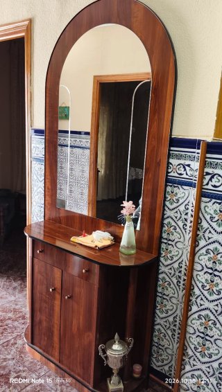 Ingresso in legno con specchio e cassettiera