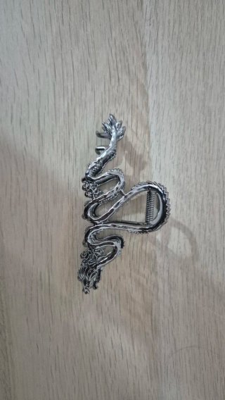 Pinza de pelo con forma de dragón.