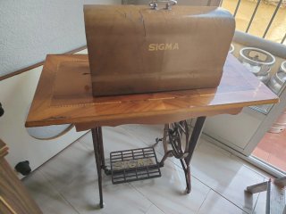 Máquina de coser Sigma con mueble
