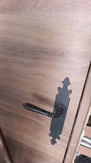 Puerta interior con manilla rústica