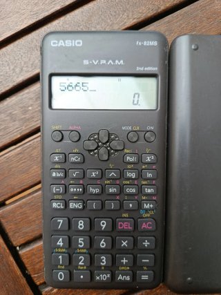 Calculadora Científica Casio fx-82MS