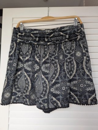 Bermuda de mujer estampada talla M/L