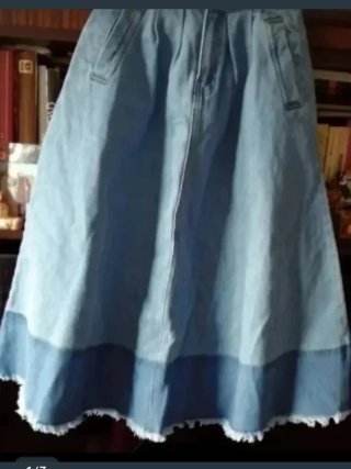 Falda vaquera azul con bajo deshilachado