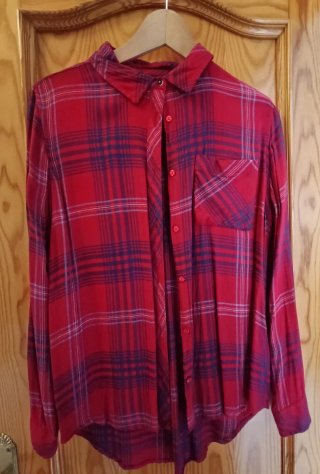 Camisa de cuadros roja y azul
