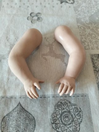 Coppia braccia in porcellana per bambole