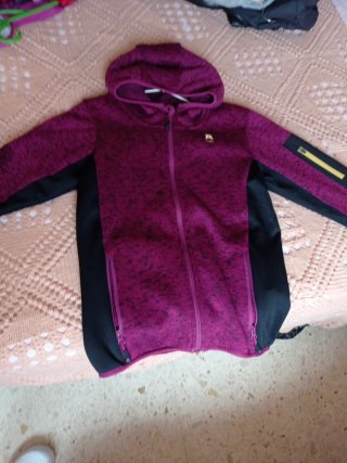 Chaqueta polar con capucha