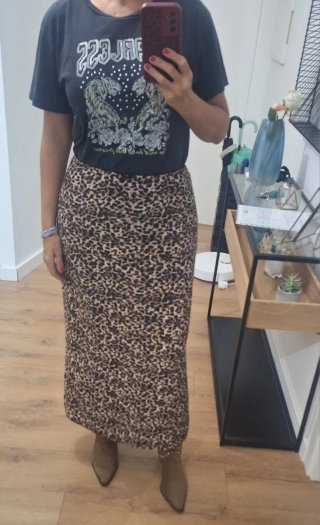 Conjunto falda midi y camiseta