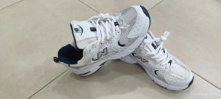 Zapatillas Deportivas Blancas y Plateadas