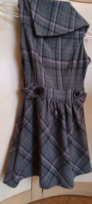 Vestido de cuadros con cuello vuelto corto.