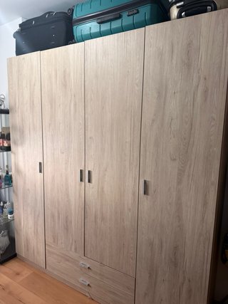 Armario de madera color beige