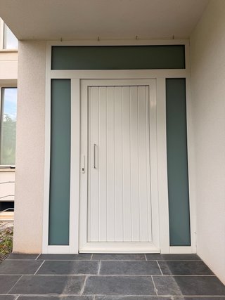 Puerta de Entrada fabricada en PVC con cristaleras