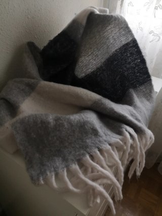 Bufanda de cuadros gris y blanca