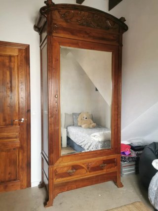 Armario Antiguo de Madera con Espejo