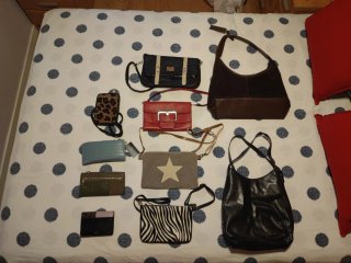 Lote de bolsos, bandoleras y carteras