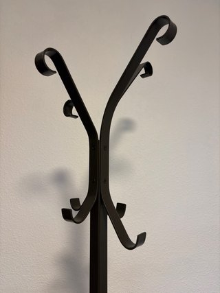 Perchero de Pie de Hierro Negro y revistero