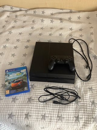 PlayStation 4 (PS4) con mando y juego