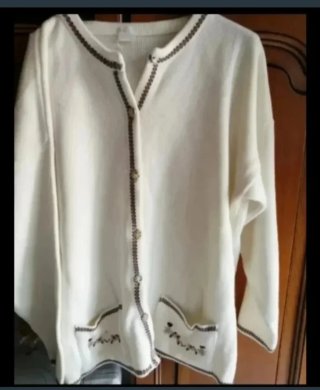 Chaqueta de punto blanca con detalles