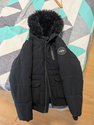 Abrigo Negro con Capucha supply