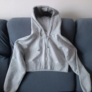 Sudadera con capucha gris