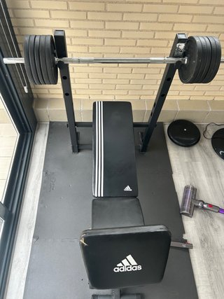 Banco de musculación Adidas con barra y 22 kg