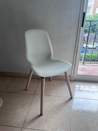 Silla Moderna Blanca con Patas de Madera