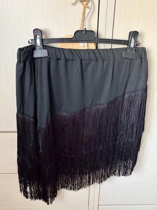 Falda corta negra con flecos