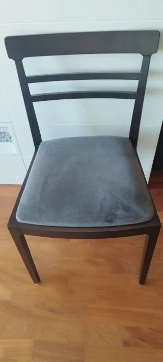 Silla de madera con asiento tapizado