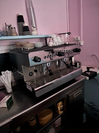 Cafetera de Dos Grupos y molinillo de cafe