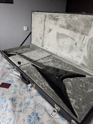 Guitarra ESP LTD Arrow 1000 Evertune + Caja rígida