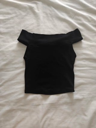 Camiseta hombros descubiertos Bershka