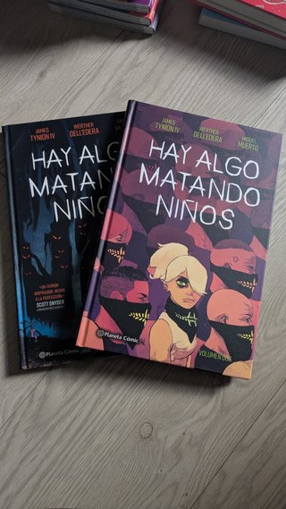 Tomos 1 y 2 de "Hay algo matando niños" (Cómic)