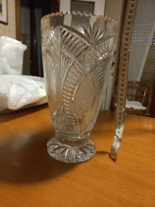 Vaso portafiori in vetro lavorato