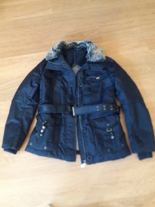 Parka azul con cuello de pelo
