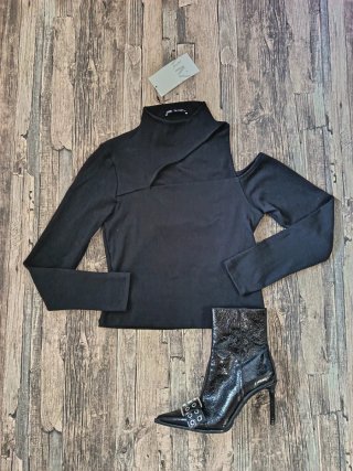Top negro asimétrico cut -out ♡ ZARA * talla L