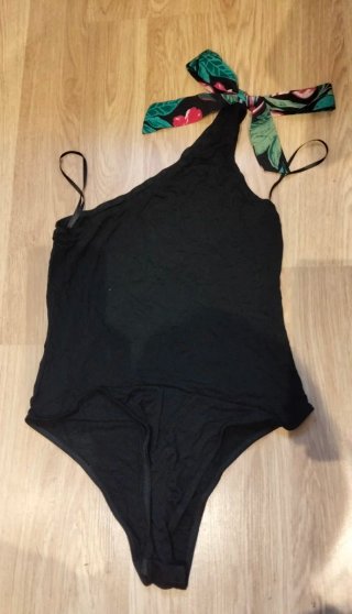 Body Shein negro asimétrico
