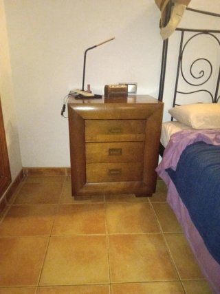 Mesita de noche de madera