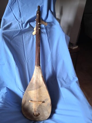 Loutar: Instrumento musical de cuerda y percusión
