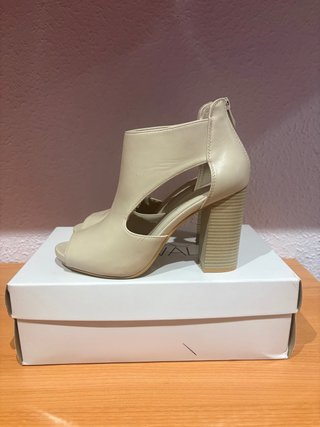 Zapatos de tacón beige talla 38