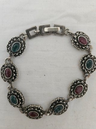 Bracciale con pietre colorate