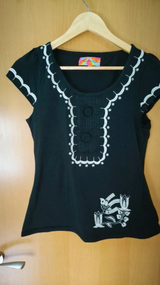 Camiseta Negra con Bordados