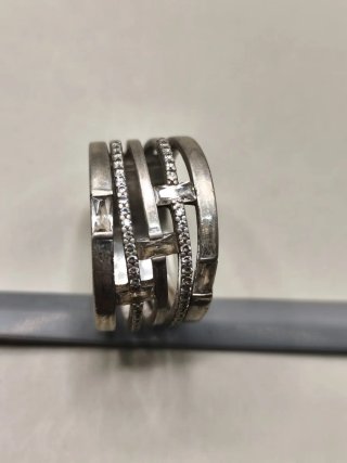 Anillo de plata con circonitas