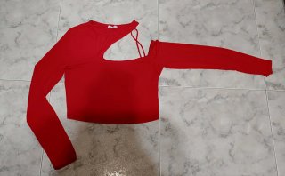 Camiseta Roja con Abertura Bershka