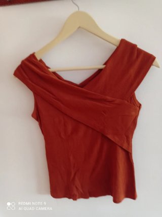 Top rojo con diseño cruzado