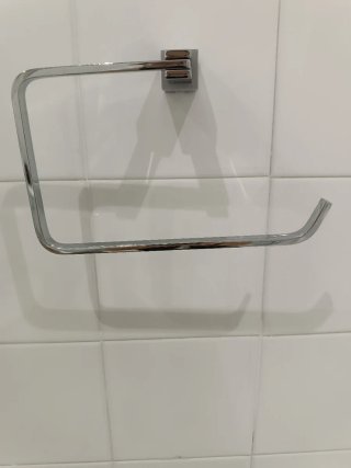Toallero de pared color plata.