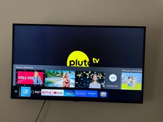 Samsung Smart TV 43” 4K UHD + soporte de pared
