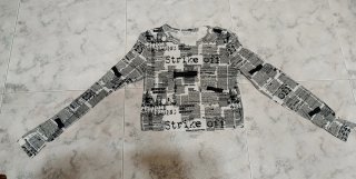 Camiseta manga larga Bershka estampado periódico
